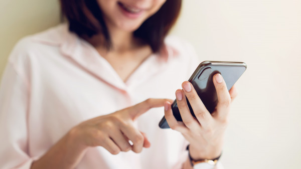 スマホを触る女性の画像