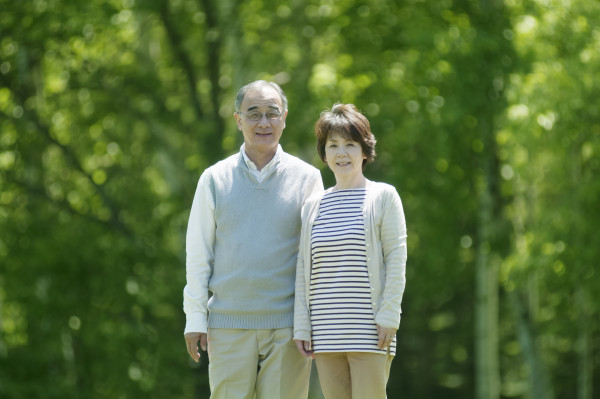 並木の中の老夫婦の画像